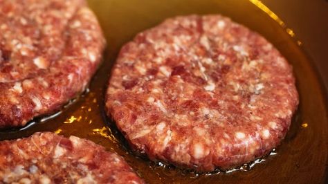 Water May Be The Unexpected Ingredient For Juicy Burgers Water Burger Recipe, Burger Patties In The Oven, Water Burgers, Juicy Hamburger Patties, Oven Hamburgers, Juicy Burger Recipe, How To Make Burgers, How To Cook Hamburgers, Juicy Hamburgers