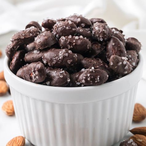 Dark Chocolate Covered Almonds Easy Dessert Dips, Covered Chocolate, Chocolate And Coconut, Crockpot Dessert Recipes, Easy Easter Desserts, Chocolate Candy Recipes, Easy Holiday Desserts, Easy Gluten Free Desserts, Chocolate Covered Almonds