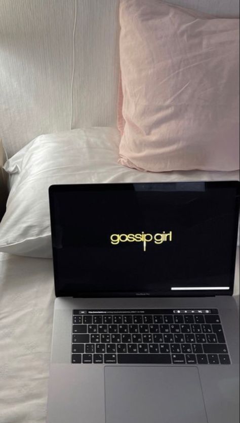 Gossip Girl Aesthetic Blair Waldorf, Waldorf Lifestyle, Gossip Girl Blair Waldorf, Blair Waldorf Aesthetic, Blair And Serena, Blair Waldorf Style, Gossip Girl Aesthetic, Gossip Girl Blair, Race Outfit