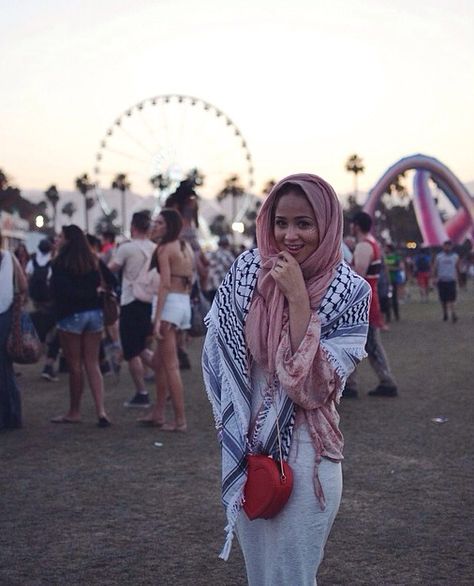 Hijabi at coachella festival ❤️ Maria Alia, Hijabi Fits, Outfits Hijab, Cute Modest Outfits, Hijabi Style, Coachella Fashion, Coachella Outfit, Modest Wear, Hijabi Fashion