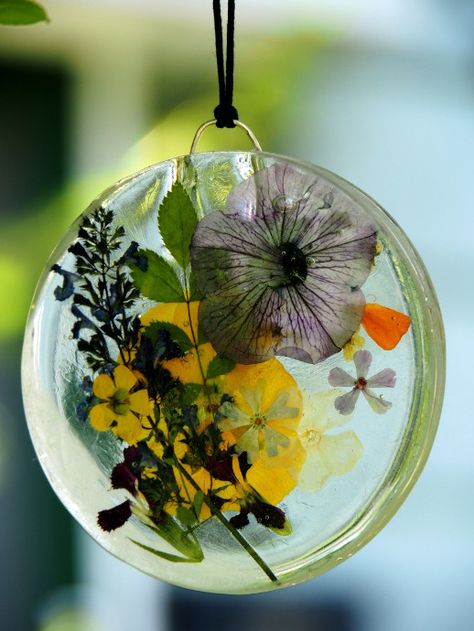 Resin Flowers Preservation, Diy Resin Flowers, Flowers In Resin, Pressed Botanicals, Pressed Flower Crafts, Flower Preservation, Plant Jewelry, Resin Ideas, Flower Resin