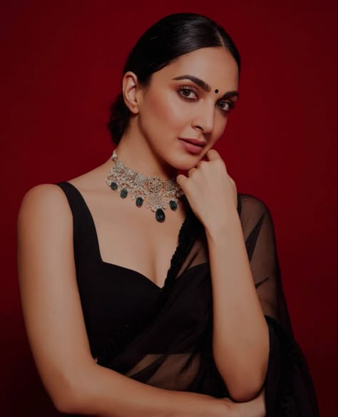 Kiara Advani Black Saree Look, Kiara Advani Makeup Looks, Kiara In Saree, Indian Wedding Fashion, Fashionable Saree Blouse Designs, Fancy Sarees Party Wear, Saree Poses, Indian Look, Indian Saree Blouses Designs