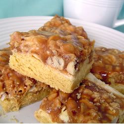 Pay Day copy cat recipe - Peanut Candy Bar Cake Allrecipes.com Peanut Dessert Recipes, Candy Bar Cake Recipes, Peanut Desserts, Payday Candy, Payday Candy Bar, Nut Dessert, Candy Bar Cake, Candy Bar Cookies, Peanut Brittle Recipe