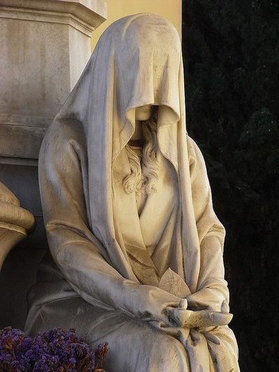 Monumental Art of Italian Cemeteries - GRAND VOYAGE ITALY Grave Statues, Cemetery Statues, Black Dagger Brotherhood, Creation Art, Old Cemeteries, Cemetery Art, Gothic Decor, British Library, Halloween Props