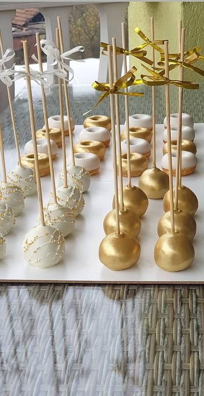 White And Gold Wedding Dessert Table, 50th Cake Pop Ideas, White And Gold Decorations Birthday, Wedding Dessert Table White And Gold, Champagne Color Dessert Table, Elegant White And Gold Cake, Anniversary Cake Pops Ideas, All White And Gold Party, White And Gold Cakepops