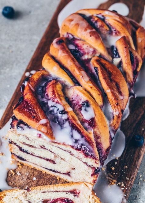 Vegan Blueberry Babka (Twist Bread) Blueberry Babka, Vegan Babka, Twist Bread, Rock Crock Recipes, Fluffy Cinnamon Rolls, Babka Recipe, No Yeast Bread, Simple Muffin Recipe, Swirled Bread