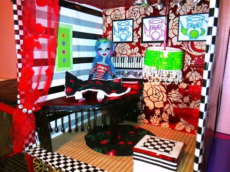 Ghoulia's room Dawn Of The Dance Ghoulia, Ghoulia Yelps Official Art, Monster High Doll Ghoulia, Monster High Room, Monster High Doll Furniture, Monster High Ghoulia, Doll Collection Display Monster High, Ghoulia Yelps, High Room