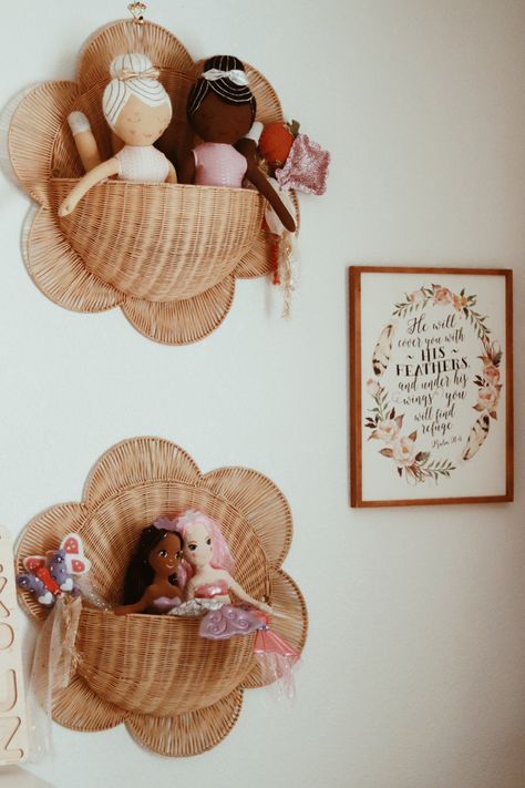 Daisy wicker baskets hanging on wall with two dolls in each basket, little wall scripture art Sister Shared Room, Sisters Shared Room, Wall Scripture, Daisy Theme, Sister Room, Baby Nursery Inspiration, Shared Room, Toddler Rooms, Toddler Bedrooms