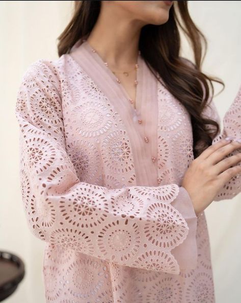 New Sleeves Designs, Stylish Sleeves, Dress Trending, Lace Suit, Lace Dress Design, Neck Designs For Suits, Womens Trendy Dresses, Trendy Shirt Designs, Crochet Cable