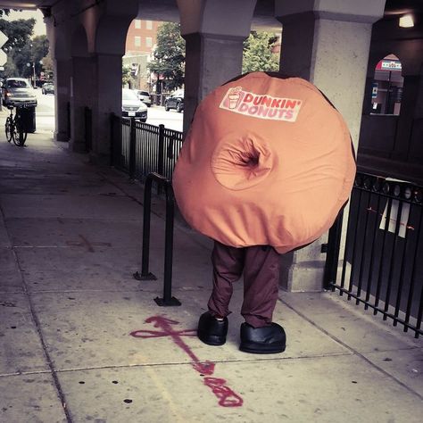 The Backside Of This Donut Costume Donut Costume, Clothing Fails, Epic Clothing, Design Fails, Funny Fashion, Fashion Fail, Epic Fails, Chicken Noodle, Humor Funny