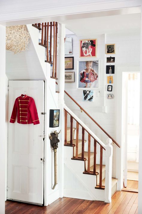 Inside an Artful Coastal Cottage – Garden & Gun South Carolina Beach House, Carolina Beach House, Cottage Stairs, Farmhouse Staircase, South Carolina Beach, Stairs Hallway, Michigan Cottage, Apartment Vibes, Grove Street