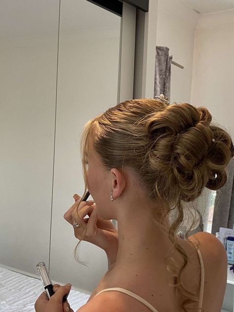 90s Prom Updo, 2000s Prom Hair, 90s Prom Hair, Hoco Hair Styles, Hoco Hairstyles, Homecoming Hair, Hair Stylies, Fancy Hairstyles, Homecoming Hairstyles