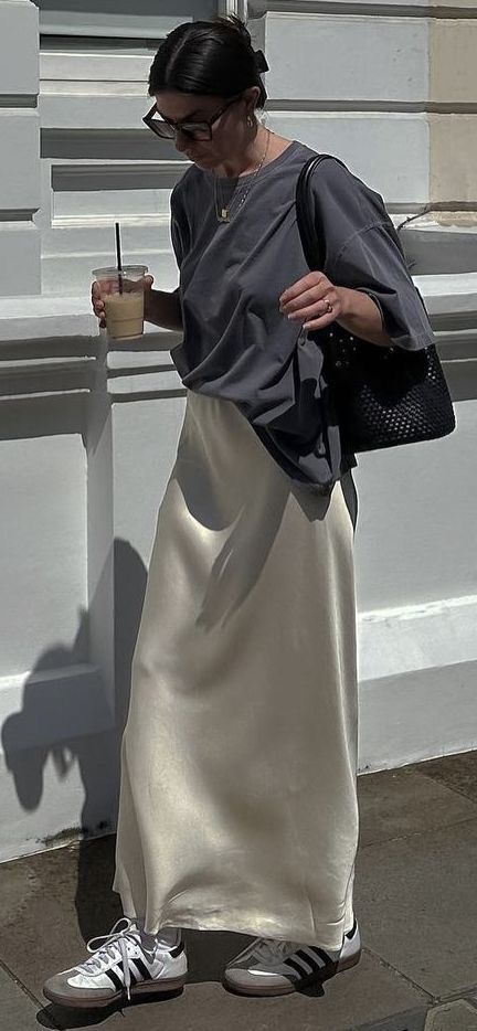 Silk Skirt Outfit, Rok Midi, Satin Skirt Outfit, Sandal Tali, Mode Ulzzang, Miranda Priestly, Samba Outfit, Maxi Skirt Outfits, Rock Outfit