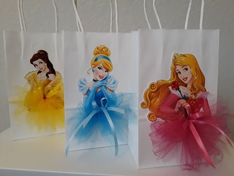 Princess Gift Bags Ideas, Princess Party Bags Diy, Disney Princess Party Favors Goodie Bags, Disney Princess Candy Bags, Disney Princess Party Bags, Princess Party Gift Bags, Princess Party Favor Bags, Princess Birthday Centerpieces, Princess Gift Bags