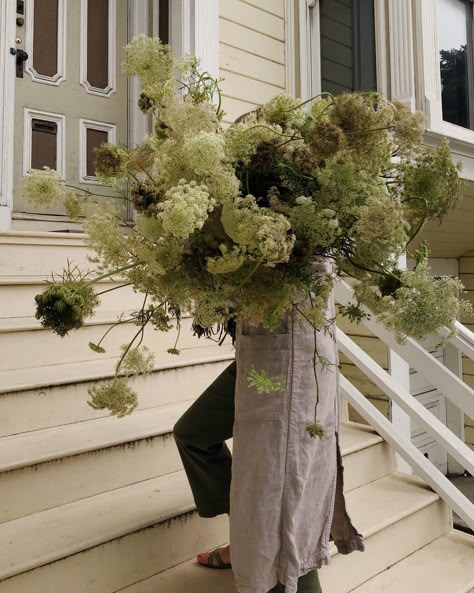 Blog Tinge Fall Flower Bouquets, Luxury Floral Arrangements, Nancy Myers, Flower Words, Mountain Top Wedding, Flower Installation, Fall Flower, Peonies Garden, Pretty Plants