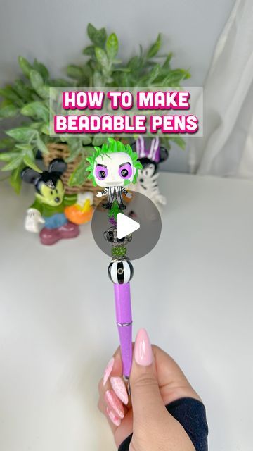 Doorable Pens Diy, Tri Beads Crafts Projects, Beaded Pen Wrap Patterns Free, Pen Decorating Ideas Diy, Diy Pens Ideas, Doorables Crafts, Pen Decorating Ideas, Beaded Pens Diy, Bead Pens Diy