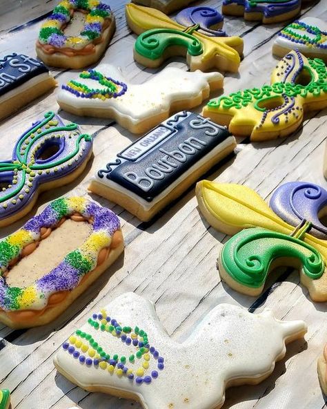 Mardi Gras Baby Shower Cookies, New Orleans Cookies, Mardi Gras Decorated Cookies, Cajun Cookies, Mardi Gras Sugar Cookies, Mardi Gras Cookies Decorated, Louisiana Themed Party, Mardi Gras Gender Reveal, Cookies Design Ideas