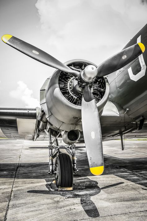 Poster Company, Plane Engine, Photo Avion, Airplane Painting, Aviation Image, Airplane Propeller, Plane Photos, Aircraft Propeller, Aviation Decor