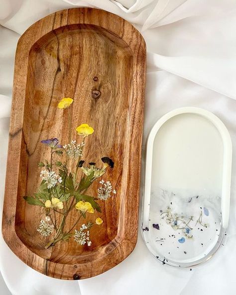 Dried Flowers On Wood, Wooden Trinket Tray, Calender Gift, Resin Trinket Tray, Wooden Trays, Epoxy Art, Wood Slice Art, Year 9, Trinket Trays