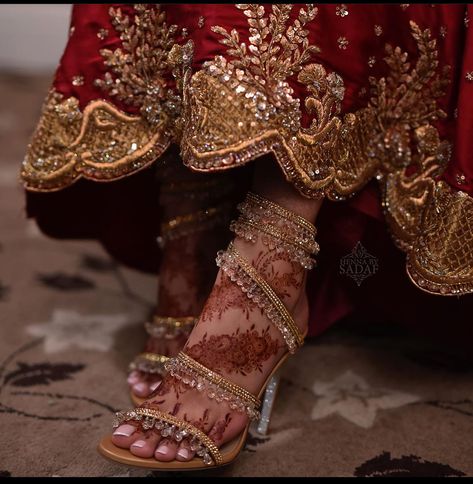 Feet Henna, Mehendi Art, Foot Henna, Bridal Henna Designs, Asian Bridal Dresses, Wedding Henna, Bridal Sandals, Bridal Heels, Latest Mehndi Designs