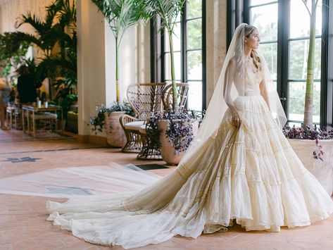 Dior Wedding Gown, Dior Wedding Dress, Vintage Dior Dress, Dior Wedding Dresses, Dior Wedding, Catholic Wedding Traditions, Celebrity Wedding Dresses, Vogue Wedding, A Wedding Dress