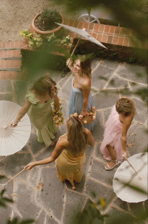 Bride And Maid Of Honor Pictures, Elopement Aesthetic, Bridal Shower Photography, Bridesmaid Poses, Parasol Wedding, Wedding Getting Ready, Bride And Breakfast, Unique Bridesmaid, Bridesmaid Getting Ready