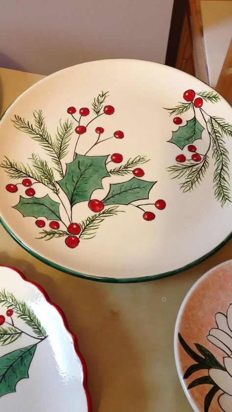 Christmas Platter Painting Ideas, Christmas Plate Designs, Christmas Pottery Plate, Christmas Ceramic Painting Ideas, Pottery Painting Christmas Ideas, Christmas Ceramic Painting, Ceramic Tray Painting Ideas, Ceramic Painting Christmas, Christmas Plate Painting Ideas