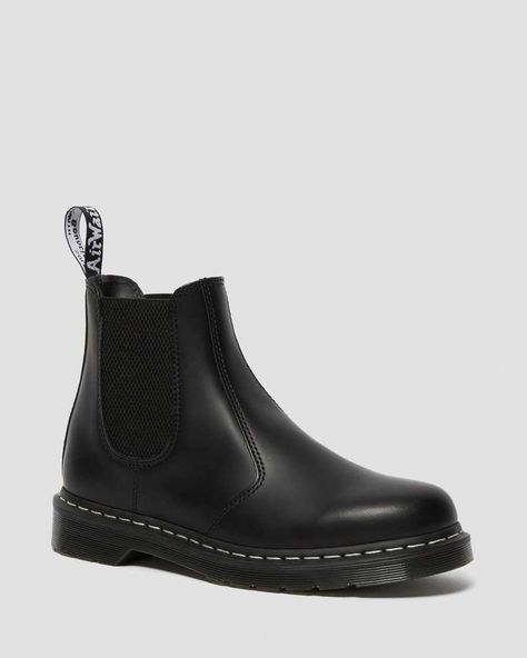 Dr Martens Chelsea, Dr Martens 2976, Black And White Heels, Fashion Leaders, Black Dr Martens, Boots Uk, Light Blue Jeans, Leather Chelsea Boots, Boot Brands