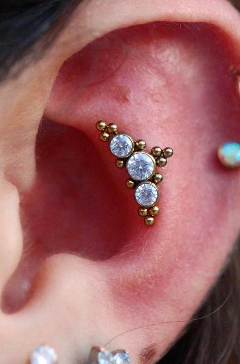 Conch Piercing Styling, Upper Conch Piercing, Contraconch Piercings, Contra Conch Piercing, Contra Conch, Earring Piercing Ideas, Conch Orbital, Ear Shapes, Conch Ear Piercing