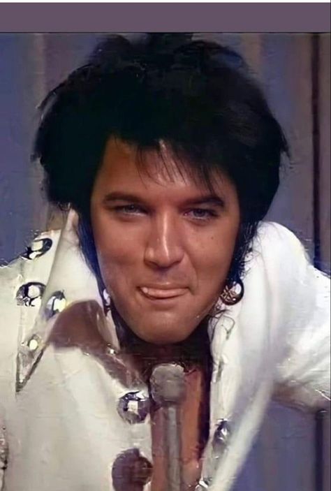 Elvis Smiling, Elvis Smile, Black Elvis, Elvis Pictures, Elvis Presley Memories, Elvis Memorabilia, Elvis Jumpsuits, Elvis Sings, Elvis Presley Images