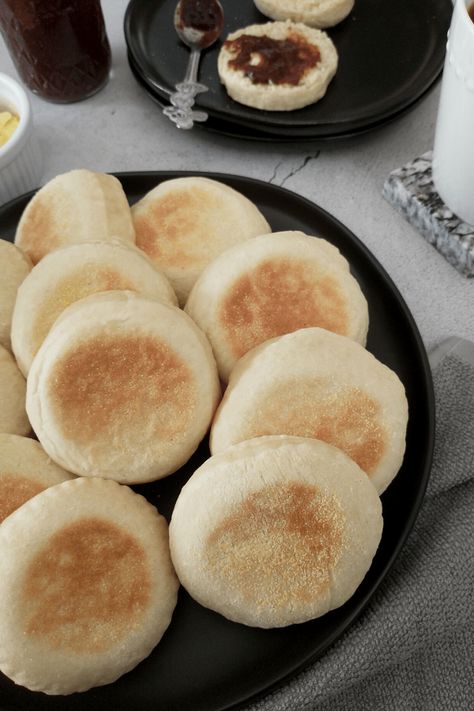 Homemade English Muffins - Living Smart And Healthy Quick Breakfast Meals, Breakfast Meals Healthy, Muffin Recipes Breakfast, Make English Muffins, Breakfast Ideas Brunch, Country Baking, English Muffins Recipe, Thomas English Muffins, English Muffin Recipe