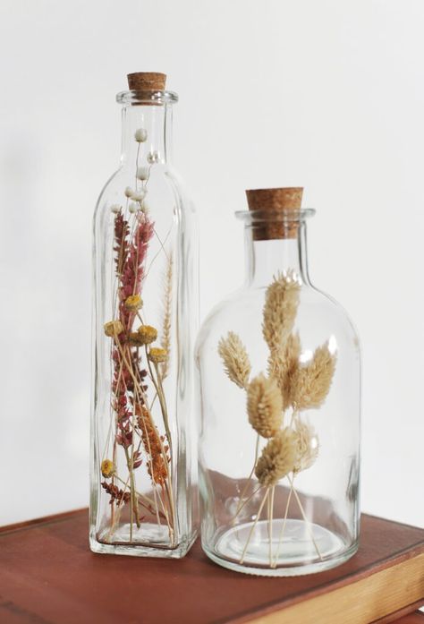 Dry out the last of this season's flowers and put them on display with these 3 different dried floral bottle & japanese herbarium ideas! Dried Flower Vase, Dry Plants, Dried Floral, Plant Decor, Flower Vases, Dried Flowers, Vase, Floral, Flowers