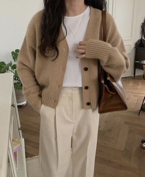 #korean #koreanoutfit #outfitideas #style Tan Cropped Cardigan Outfit, Knitwear Cardigan Outfit, Beige Cardigan Outfits, Beige Cardigan Outfit, Tan Cardigan Outfit, Cardigan Layering, Beige Instagram, Tan Cardigan, Diy Vetement