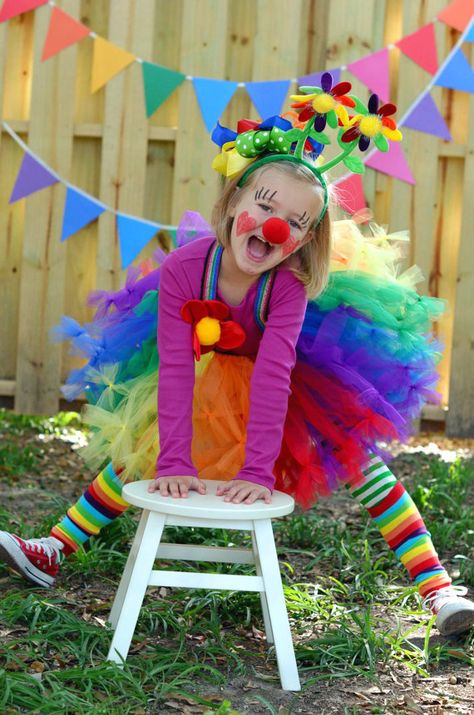 Lindo disfraz de payasita ✿⊱╮ Carnaval Kids, Girl Clown Costume, Circus Activities, Clown Clothes, Baby Kostüm, Tights Socks, Rainbow Tutu, Circus Birthday Party, Circus Costume