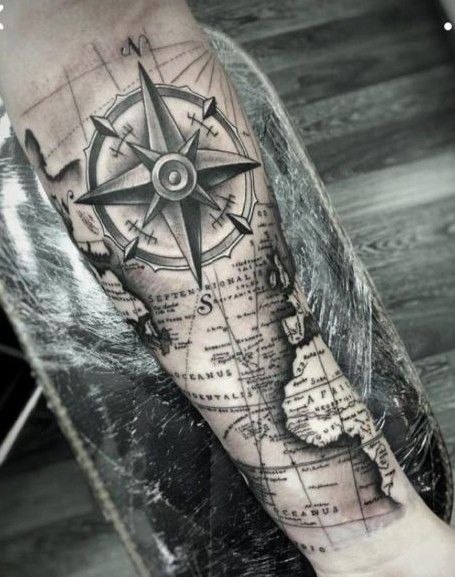 Nortical Tattoo Ideas, Map Forearm Tattoo, Map Sleeve Tattoo, Men Compass Tattoo Ideas, Tattoo Carte, Nautical Map Tattoo, Map Tattoo Sleeve, Compass Map Tattoo, Maps Tattoo