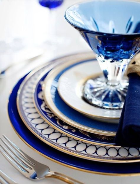 SOURCES: WEDGWOOD RENAISSANCE GOLD, Wedgwood & Bentley Anthemion Blue Charger? Waterford Lismore Jewels Sapphire Bowl 5" Smart Tiles, Beautiful Table Settings, Pretty Tables, Table Scapes, Blue And White China, Set The Table, Happy Hanukkah, White China, China Patterns