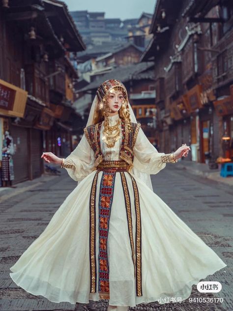 Traditional Central Asian Clothing, Ancient Asian Clothing, Traditional Clothing Around The World, Cultural Outfits, Indonesian Clothing, Dynasty Clothing, Traditional Asian Dress, Ethnic Gown, Royalty Aesthetic