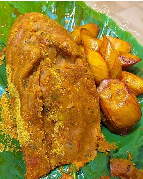 Gari & beans with fried plantain aka gobe😋☺️ #ghanaianfood Gizzard And Plantain, Beans And Plantain, Local Ghanaian Foods, Beans And Plantain Ghana, Ghana Recipes, How To Make Plantain Fufu, Local Foods In Ghana, Ghanaian Dishes, Cameroon Food