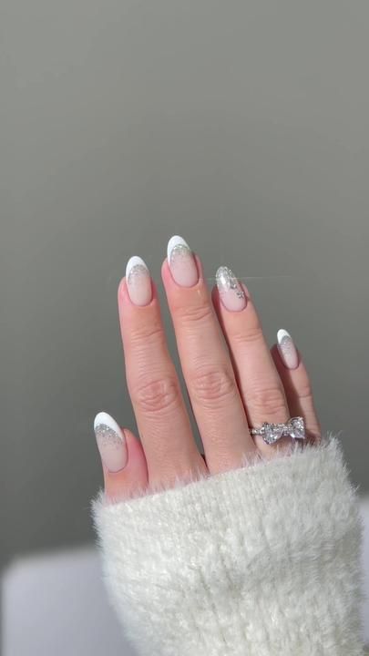 Winter Nail Trends, Silver Glitter Nails, Nail Looks, Ombre Nails Glitter, Stylish Nails Designs, Cute Christmas Nails, Christmas Nails Easy, Creative Christmas Trees, Seasonal Nails