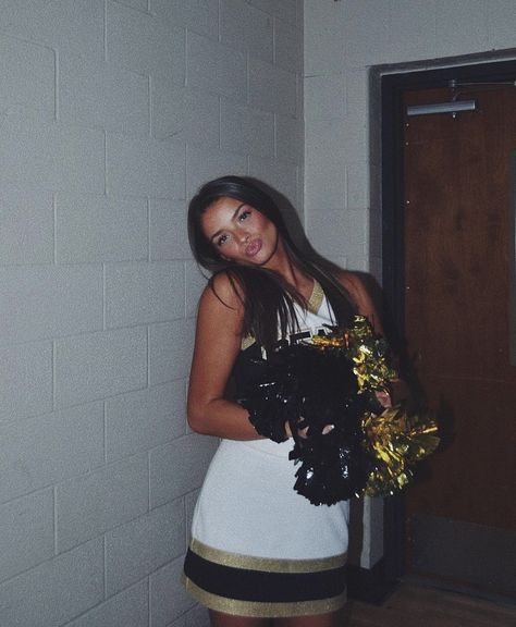 Brunette Cheerleader, Cheer Photoshoot, Cheer Vibes, Indie Hipster Fashion, Cheerleading Picture Poses, Doctor Insta, Cheerleading Poses, Cheer Aesthetic, Cheer Games