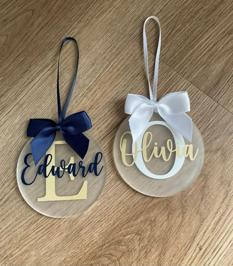 Cricut Ornaments, Vinyl Ornaments, Cricut Christmas Ideas, Coworkers Christmas, Idee Cricut, Personalised Christmas Baubles, Christmas Vinyl, Personalised Christmas Decorations, Christmas Stationery