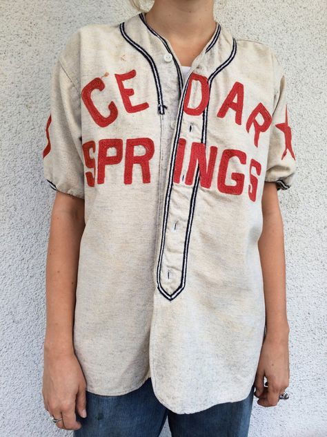 Baseball Aesthetic, Baseball Jersey Outfit, Diy Clothes Design, Vintage Sportswear, Baseball Outfit, Jersey Outfit, Vintage 40s, Aesthetic Shirts, Tee Shirt Designs