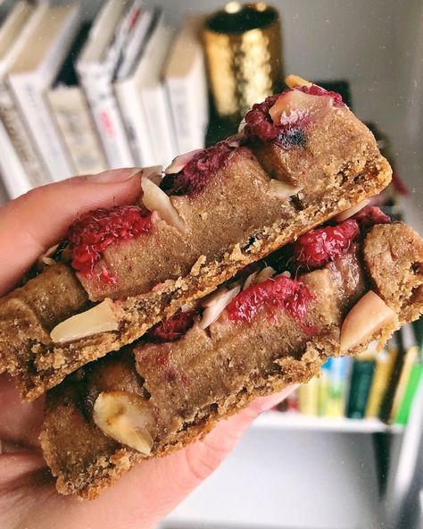 Sakara Life Honest Review - plant-based, organic, ready-to-eat meals Sakara Life, Vegan Cleanse, Raspberry Tea, Tea Cake, Energy Bars, Tea Cakes, Detox Tea, Food Delivery, Good Eats