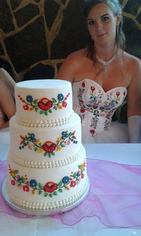 Wedding cake matches wedding dress ! Wedding Cake Mexican, Wedding Mexican, Mexican Wedding Cake, Mexican Cake, Mexican Birthday Parties, Mexican Themed Weddings, Fiesta Cake, Mexican Wedding Dress, Mexican Birthday