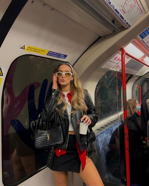 Kezia Rose Cook on Instagram: “a mf city girl stole this look from @hoskelsa who stole it from @haileybieber aka two icons <33333” London Instagram Pictures, London Girl Aesthetic, Tube Outfit, Photoshoot London, Aesthetic London, Candy Paint, London Tube, London Baby, London Summer