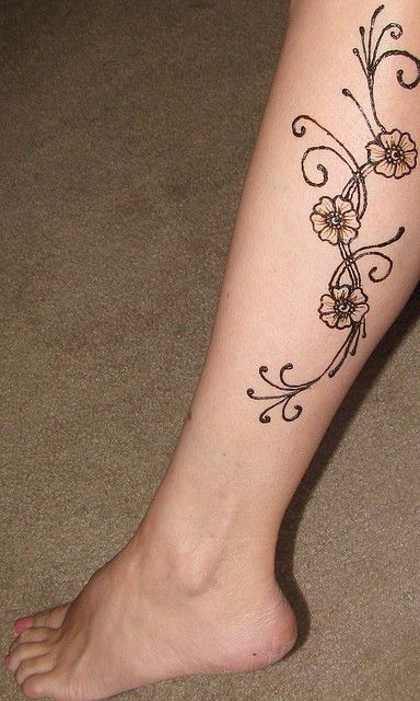 simple Calf Henna, Henna Tattoo Foot, Simple Henna Patterns, Leg Henna Designs, Leg Henna, Simple Tattoos For Women, Foot Henna, Simple Henna Tattoo, Beginner Henna Designs