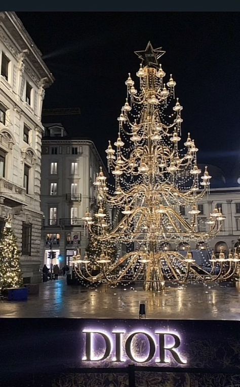 Dior Christmas Tree, Exterior Christmas Decorations, Dior Christmas, Luxury Christmas Decor, Big Christmas Tree, Christmas In Italy, Luxury Christmas Tree, Mall Decor, New Years Tree