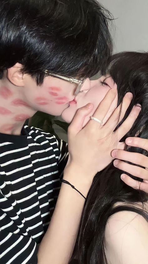 Ugly Boyfriend Pretty Girlfriend, Hottest Couple Pose, Uzzlang Couple Kiss, Gf Material Aesthetic, Hugging Knees Pose, Asian Boyfriend Aesthetic, Ulzzang Couple Kiss, Black And White Couple Aesthetic, Only Fan Pics Spicy