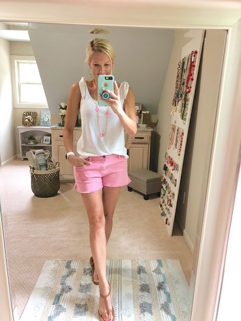 Pink Denim Shorts Outfit, Chino Shorts Outfit, Pink Shorts Outfits, Goa Outfits, Lounge Wear Summer, White Shorts Outfit, Light Pink Jeans, Spring Attire, Jean Short Outfits