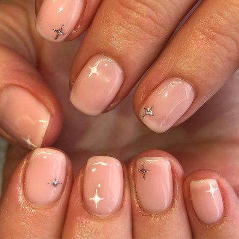 Clear Natural Nails With Design, Short Nails Ideas Clear, Cute Painted Nails Short, Starter Biab Nails, Short Nails Natural Color, Subtle Short Nails, Biab Nail Inspiration, Bib Short Nails, Biab Short Nails Ideas